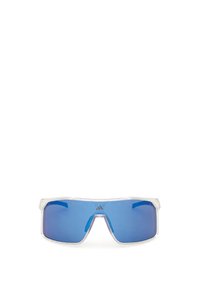 Sportowe okulary przeciwsłoneczne z osłoną boczną, z przezroczystymi oprawkami i odbijającymi niebieskimi soczewkami, z małym logo umieszczonym na środku mostka nosa.