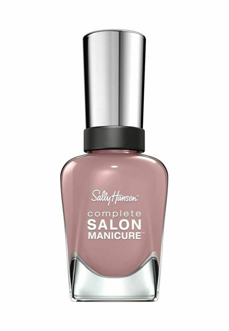 Sally Hansen kynsilakka pehmeässä vaaleanpunaisessa sävyssä, lasipullo jossa on hopeinen korkki ja musta pohja, sisältää valkoista tekstiä tuotteen merkinnässä.