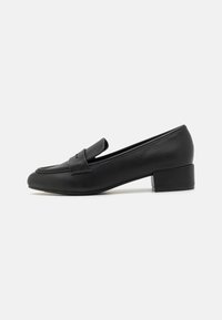 Musta nahkakenkä loafer, jossa on matala lohkokorko, tyylikäs muotoilu, ommellut yksityiskohdat ja minimalistinen siluetti.