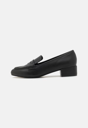Must mustaline loafer, mille musta nahk, madal plokk-kanna, stiilne disain, õmmeldud detailid ja minimalistik siluett.