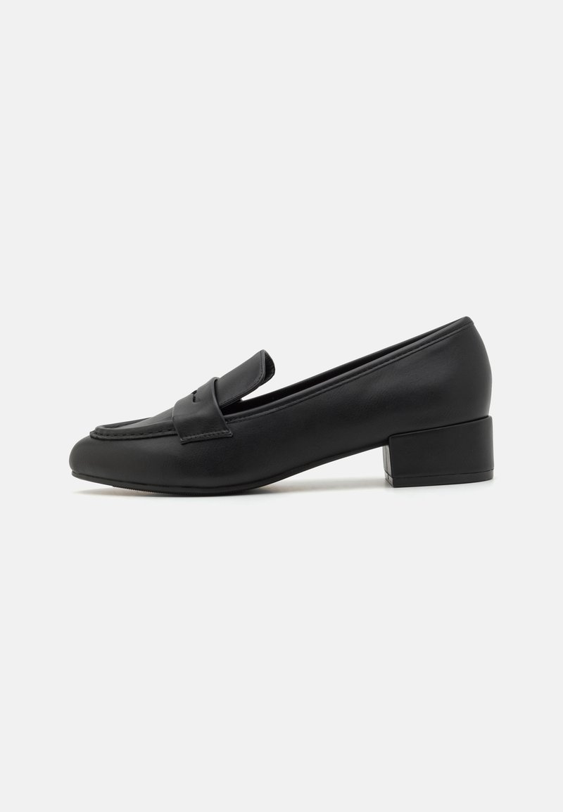 Musta nahkakenkä loafer, jossa on matala lohkokorko, tyylikäs muotoilu, ommellut yksityiskohdat ja minimalistinen siluetti.