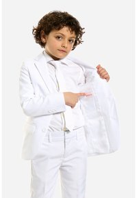 Completo bianco con cravatta coordinata, caratterizzato da una giacca a un petto e fodera della tasca visibile che riporta la scritta "OPPOSUITS". Maniche corte e pantaloni con pince flat.