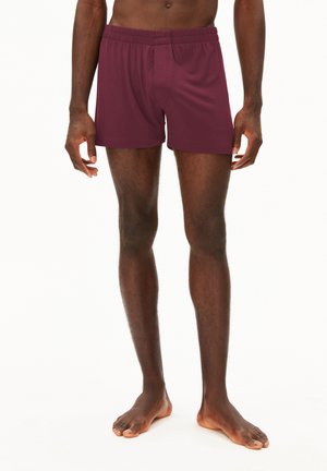 Boxers bordeaux avec une taille élastique, texture lisse et une ouverture à l'avant, conçus pour le confort et un bon ajustement.