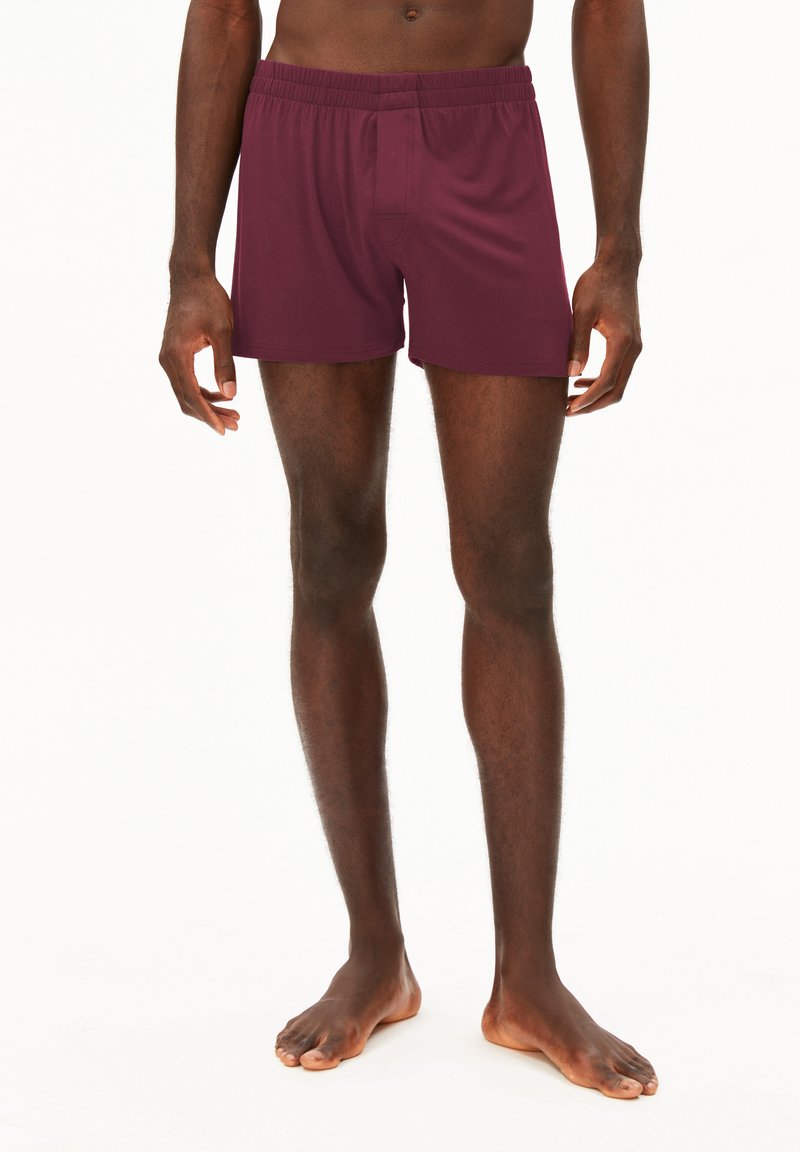 Boxer corti bordeaux con vita elasticizzata, texture liscia e apertura frontale, progettati per comfort e vestibilità.