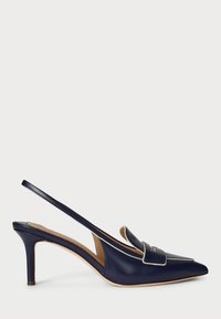 Námornícky modré slingback podpätky s špicatou špičkou, lesklým materiálom, tenkým opätkom a dekoratívnym popruhom cez priehlavok s bielym kontrastným šitím.