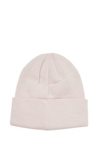 Căciulă tricotată roz deschis, cu mansetă ribată întoarsă și vârf ușor lăsat, realizată dintr-un material moale și texturat.