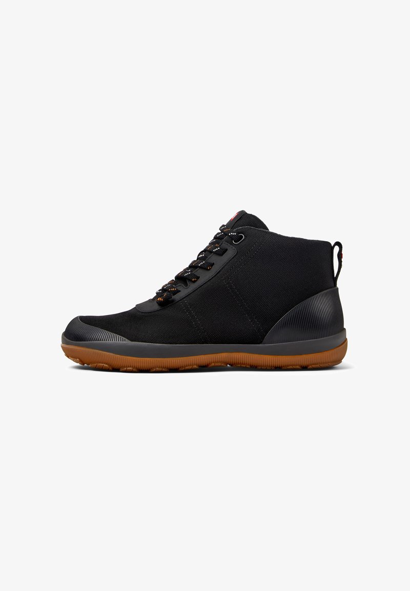 Zapatillas altas negras de lona texturizada, con acentos naranjas en los cordones y suela de goma con un patrón de banda de rodadura de color goma.