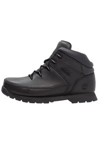Botas de senderismo negras de cuero con un acolchado en el cuello, diseño de cordones, suela texturizada y logo de Timberland en el lateral. Duraderas y de altura media.