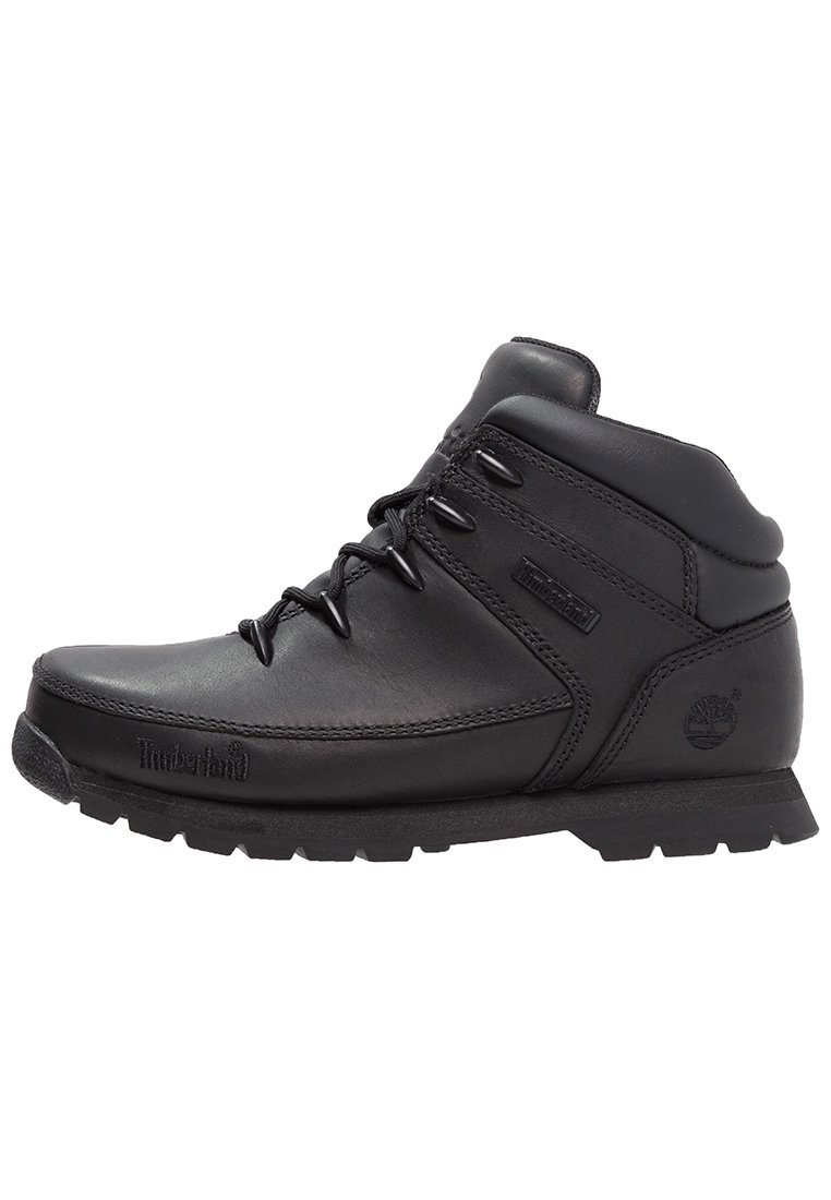 Botas de senderismo negras de cuero con un acolchado en el cuello, diseño de cordones, suela texturizada y logo de Timberland en el lateral. Duraderas y de altura media.