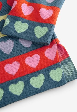 Écharpe tricotée présentant des bandes de couleurs alternées : turquoise, rouge et jaune, ornée de petits motifs de cœurs multicolores en rose et vert.