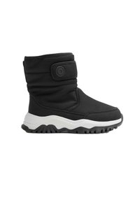 Schwarze Winterstiefel mit gepolstertem Design, Klettverschlussriemen, Gummisohle und weißem Zwischensohlendetail. Texturiertes Material für Isolation.