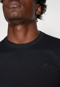 Hollister Co. CREW 7PK CHAIN - T-shirt basique - white/blaak/grey/denim/blue/green/red