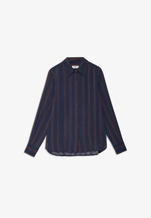 Laivansininen pitkähihainen paita, jossa on pystysuorat punaiset raidat, kauluspanta ja nappisulku. Sujuva kangas, jossa on kaareva helma ja kontrastiväriset sisäkainalot.