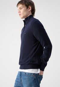 Tommy Hilfiger ESSENTIAL ZIP MOCK - Jumper - desert sky