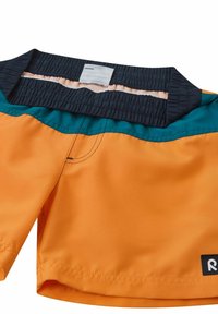 Shorts de bain orange avec une ceinture bleue. Comprend une taille élastique, une doublure intérieure et une petite étiquette du logo de la marque sur le côté. Coutures plates.