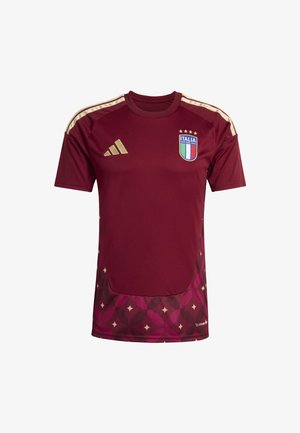 Maroon futbalový dres so zlatými akcentmi, s geometrickým vzorom na spodnej polovici, tromi zlatými hviezdami a emblémom talianskej reprezentácie.