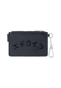 Portafoglio nero con zip realizzato in materiale sintetico, caratterizzato da un design in rilievo, texture liscia e un attacco per portachiavi sul lato.