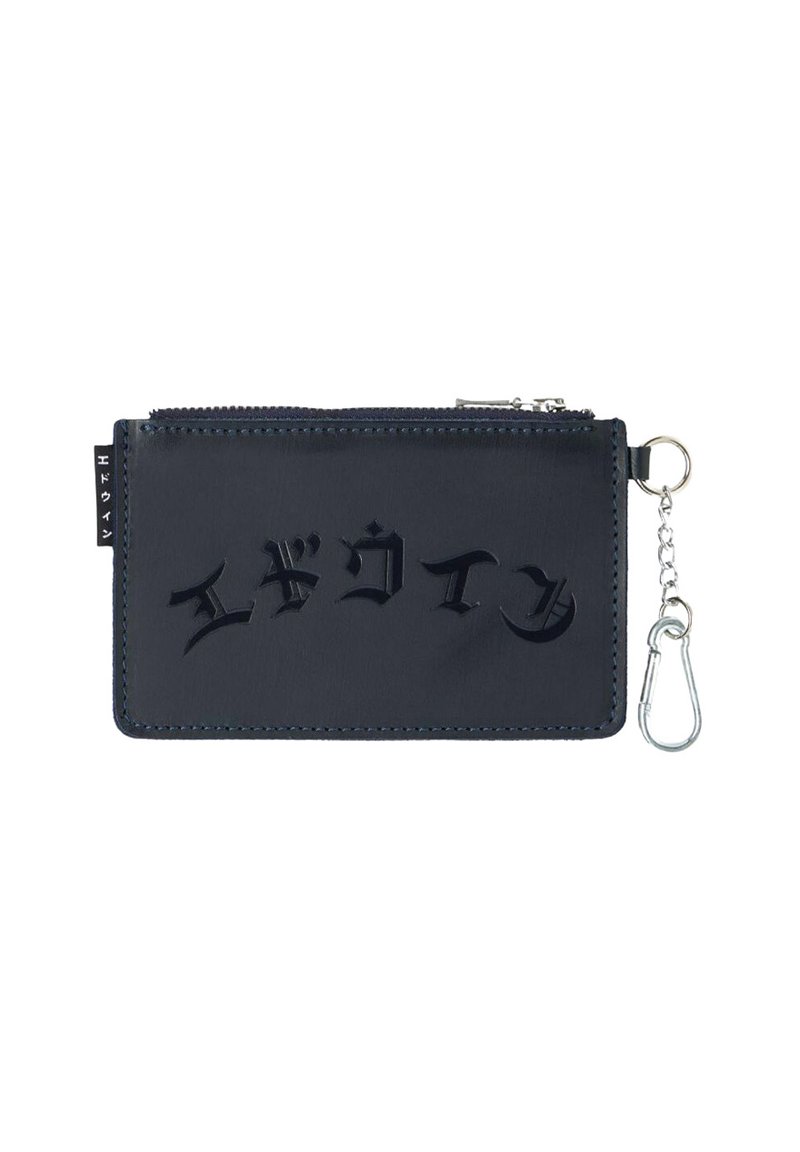 Portafoglio nero con zip realizzato in materiale sintetico, caratterizzato da un design in rilievo, texture liscia e un attacco per portachiavi sul lato.