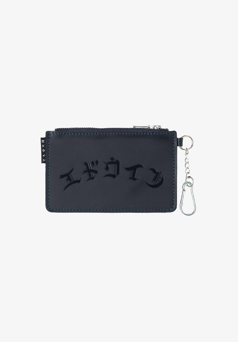 Portafoglio nero con zip realizzato in materiale sintetico, caratterizzato da un design in rilievo, texture liscia e un attacco per portachiavi sul lato.