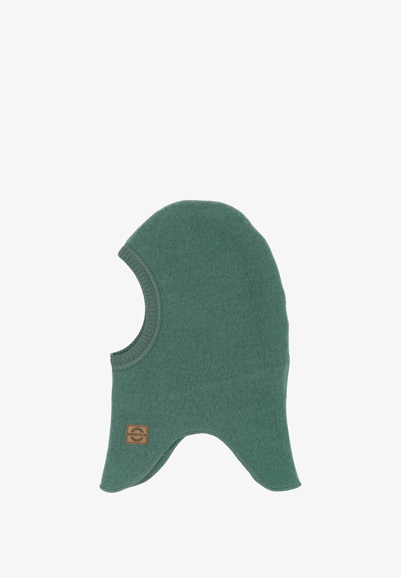 Zelený fleeceový balaclava so zaoblenou špičkou, širokým otvorom pre krk a logom na nášivke. Mäkká textura s hladkým šitím a zakriveným designom lemovania.
