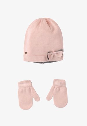 Cappello rosa lavorato a maglia con un piccolo dettaglio di fiocco grigio e guanti abbinati. Texture morbida, corona arrotondata e polsini a coste sui guanti.