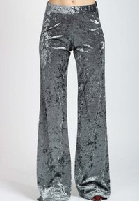 Pantaloni a zampa d'elefante in velluto grigio con una morbida texture, caratterizzati da una vita alta e una superficie lucida che riflette la luce. Design casual e confortevole.