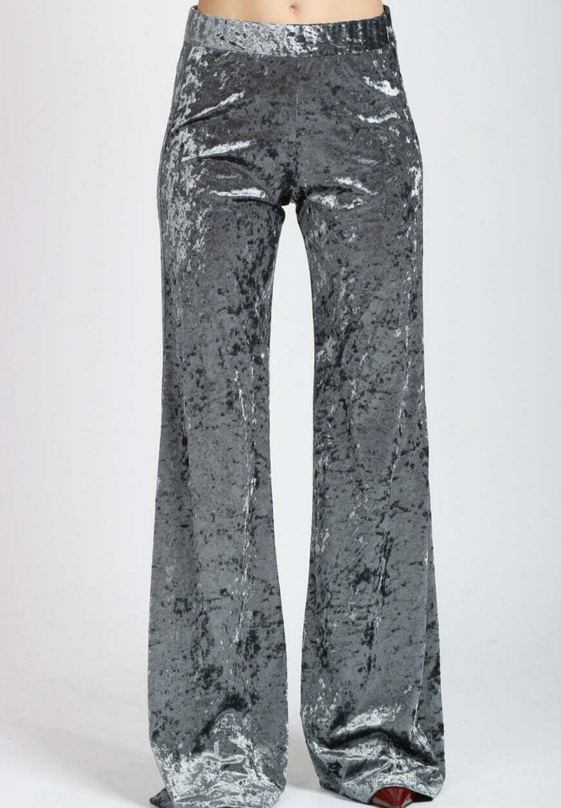 Pantaloni a zampa d'elefante in velluto grigio con una morbida texture, caratterizzati da una vita alta e una superficie lucida che riflette la luce. Design casual e confortevole.