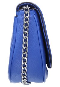 Niebieska skórzana torba o teksturowanym wykończeniu, z metalowym łańcuszkiem i usztywnionym kształtem. Zamknięcie na górze z kontrastowym wnętrzem.