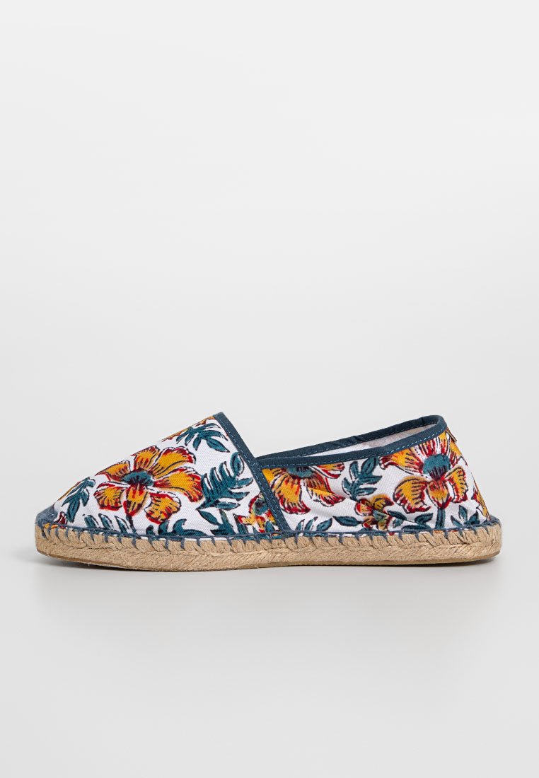 Kwiatowe espadryle typu slip-on z białą tkaniną na górze, kolorowymi haftowanymi kwiatami, granatowym wykończeniem i plecioną juczną podeszwą.