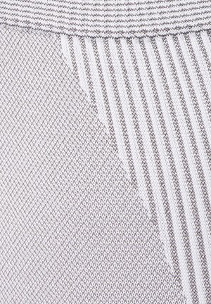 Tessuto grigio chiaro con un motivo a maglia texture, caratterizzato da sezioni alternate rigate e lisce. Dettaglio di cucitura diagonale ben definito.