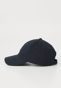 Casquette de baseball bleu marine en coton, avec une visière incurvée, des coutures décoratives et une bande ajustable à l'arrière.
