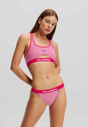 Set de bikini cu dungi roz, compus dintr-un top cu spate tip racerback și decupaj, un fund de bikini asortat și un brâu cu marcaj contrastant. Material neted și elastic.