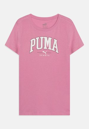 Camiseta de manga corta rosa hecha de algodón suave, con un gráfico del logo en blanco "PUMA SPORTS" en el pecho. Textura suave, cuello redondo.