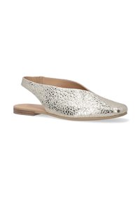 Srebrne metaliczne płaskie buty typu slingback z teksturowaną powierzchnią, okrągłym noskiem i małym drewnianym obcasem, charakteryzujące się minimalistycznym wzornictwem.