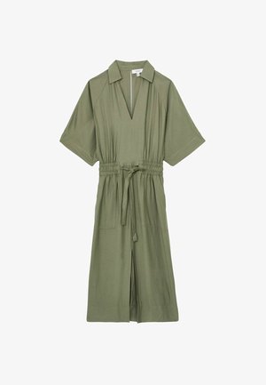 Olivno zelena obleka z V-izrezom, kratkimi rokavi, elastičnim pasom in dvema sprednjima žepoma; vključuje tudi pas za zavezovanje in rob do kolen.