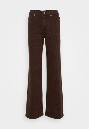 Brown flared pants featuring a black leopard print pattern, with a classic five-pocket design and silver hardware. Made of denim fabric.