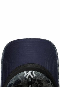 Baseballmütze aus navyblauem Stoff, mit schwarzem Schirm und floralem Muster auf der Innenseite. Mit gesticktem Logo und verstellbarem Riemen.