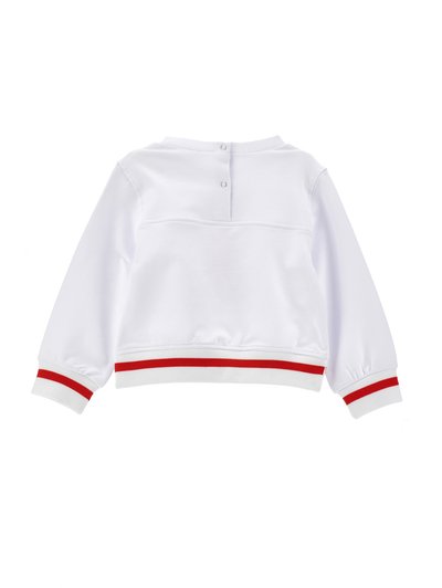 Sudadera blanca con acentos en rayas rojas en los puños y el dobladillo, con un cierre de botón en la parte posterior y un ajuste holgado. Tela suave.