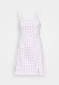 Hihaton laventeli ja valkoinen ruudullinen mekko, jossa on neliön muotoinen pääntie ja pieni etu halkio helmassa.