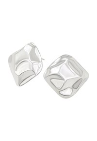Orecchini in argento con una forma irregolare e liscia, caratterizzati da una finitura lucida che riflette la luce attraverso superfici curve e leggere fossette.