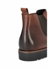 Brązowy skórzany but do kostki z elastycznym panelem bocznym, zaokrąglonym palcem, niewielkim obcasem, teksturowanym wykończeniem i wzmocnionym uchwytem z tyłu.