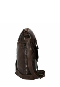 Borsa a tracolla in pelle marrone con accenti intrecciati, chiusura con zip, tracolla regolabile e texture liscia. La vista laterale mostra la forma compatta.