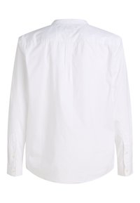 Camicia bianca a maniche lunghe con bottoni e colletto, vista da dietro, con polsini abbottonati e piega centrale posteriore.