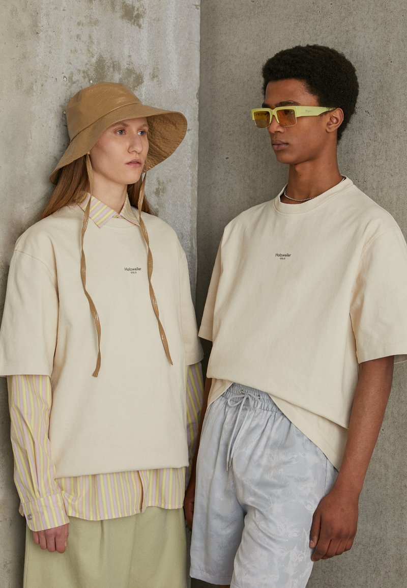 Herren T-shirts & Polos | Holzweiler RANGER OSLO TEE UNISEX T-Shirt basic ecru/offwhite - ZB14526 Herren T-shirts & Polos | Holzweiler RANGER OSLO TEE UNISEX T-Shirt basic ecru/offwhite - ZB14526