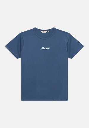 Blå kortærmet bomulds-T-shirt med rund hals og hvid "ellesse"-logo centreret på brystet.