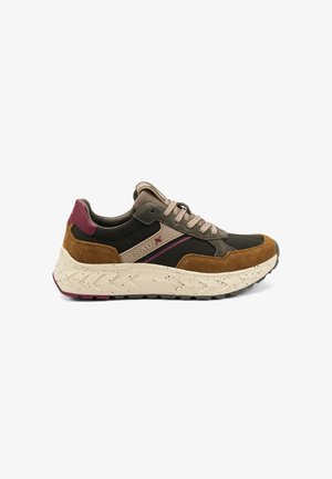 Zapatilla deportiva que combina ante marrón y malla negra, con una entresuela blanca moteada y acentos en color burdeos. Cordones claros y logotipo visibles.