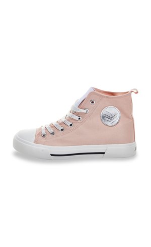 Zapatillas altas de lona en rosa claro con suela de goma blanca, punta redonda, parche con logotipo plateado y franja negra contrastante en la suela.