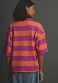Next RELAXED FIT CREW NECK - T-shirts print - orange purple