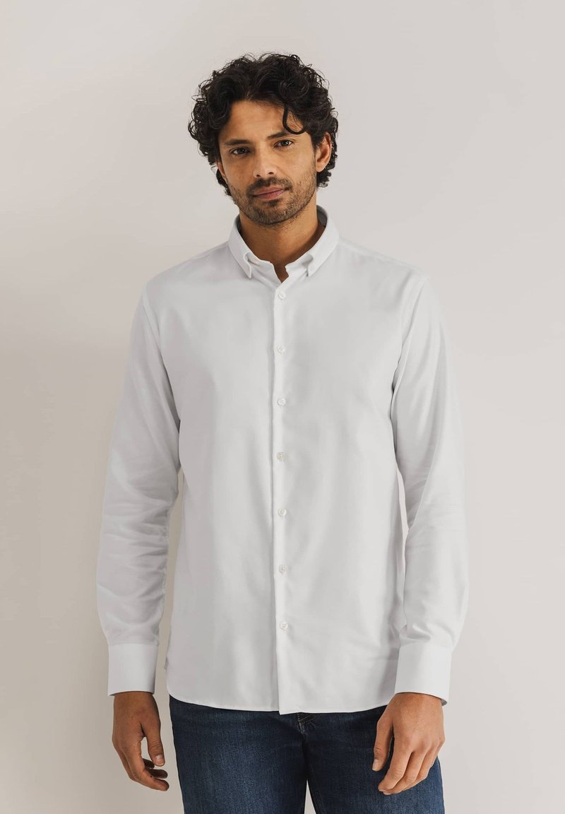 Witte button-up blouse met lange mouwen, gemaakt van gladde stof. Bevat een klassieke kraag en vijf knopen aan de voorkant.