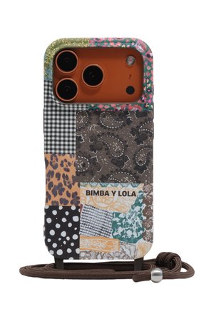 Funda para smartphone con patrones de patchwork multicolor que incluyen leopardo, lunares y cachemira, con la marca "BIMBA Y LOLA", sujeta a una cuerda marrón.